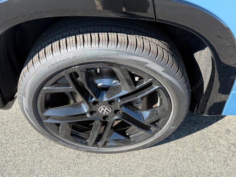 Volkswagen Tiguan Vehicle Full-screen Gallery Image 4