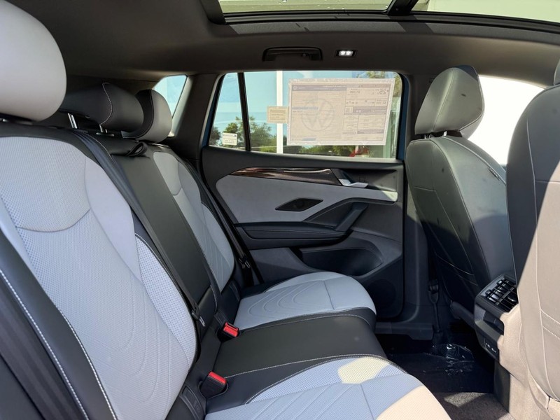 Volkswagen Tiguan Vehicle Full-screen Gallery Image 5