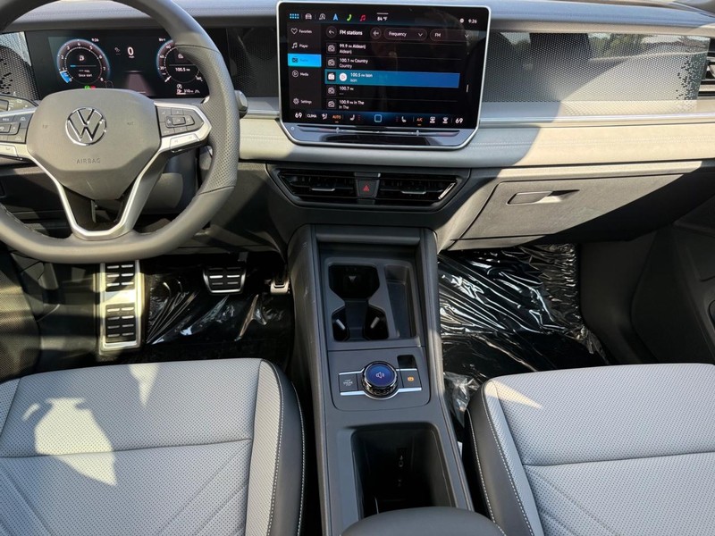 Volkswagen Tiguan Vehicle Full-screen Gallery Image 6