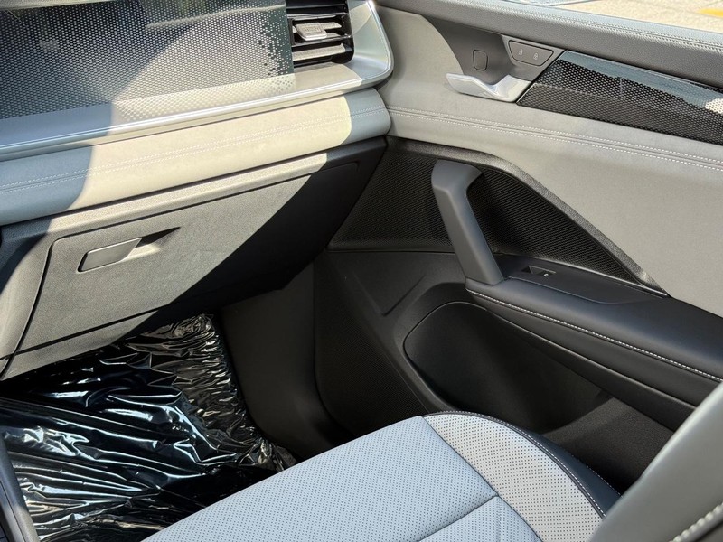 Volkswagen Tiguan Vehicle Full-screen Gallery Image 9