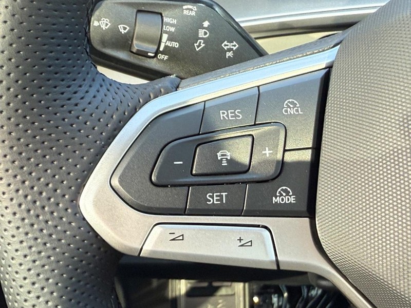 Volkswagen Tiguan Vehicle Full-screen Gallery Image 10