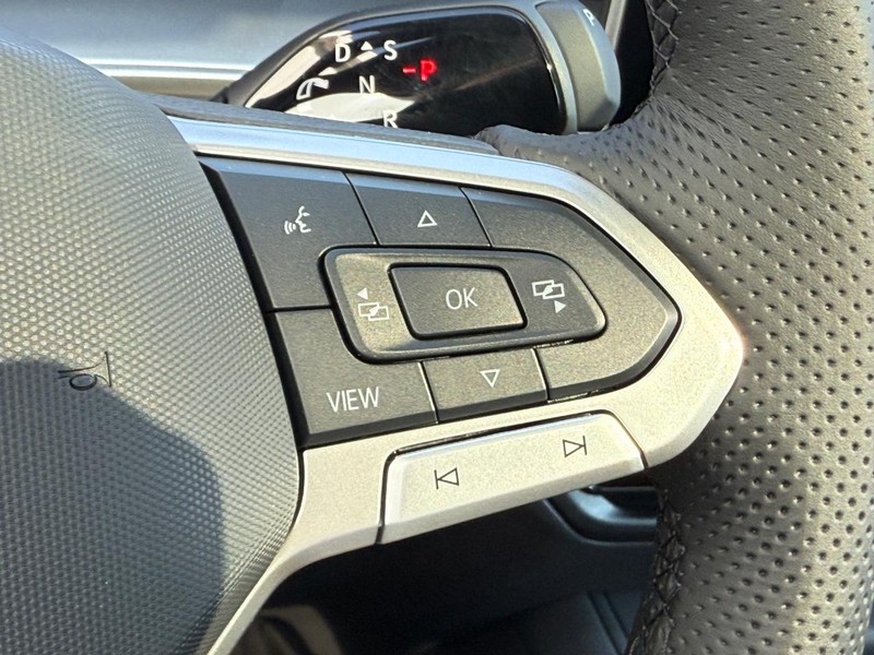 Volkswagen Tiguan Vehicle Full-screen Gallery Image 11