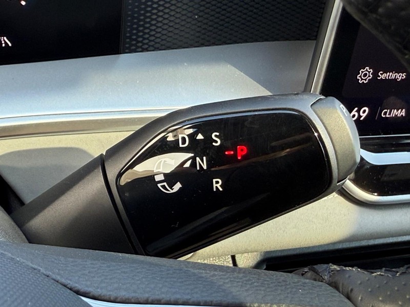 Volkswagen Tiguan Vehicle Full-screen Gallery Image 12