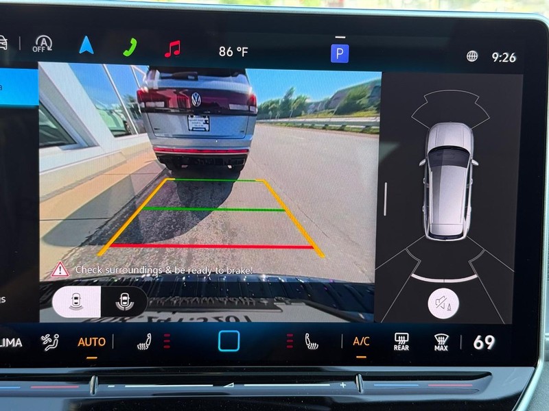 Volkswagen Tiguan Vehicle Full-screen Gallery Image 13