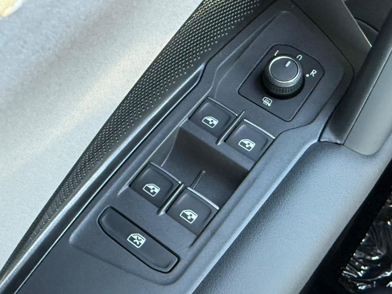 Volkswagen Tiguan Vehicle Full-screen Gallery Image 15