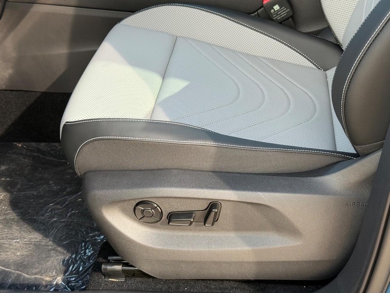 Volkswagen Tiguan Vehicle Full-screen Gallery Image 16