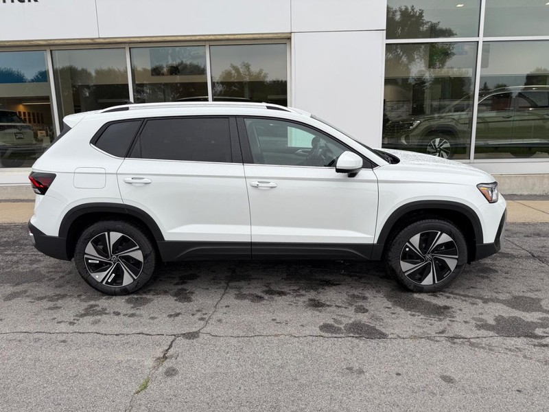 Volkswagen Taos Vehicle Full-screen Gallery Image 2