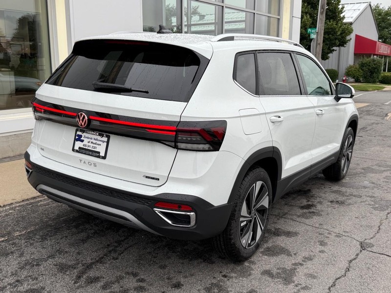 Volkswagen Taos Vehicle Full-screen Gallery Image 3