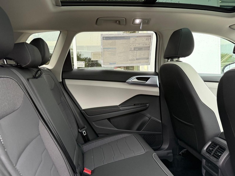 Volkswagen Taos Vehicle Full-screen Gallery Image 5