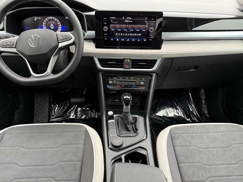 Volkswagen Taos Vehicle Full-screen Gallery Image 6