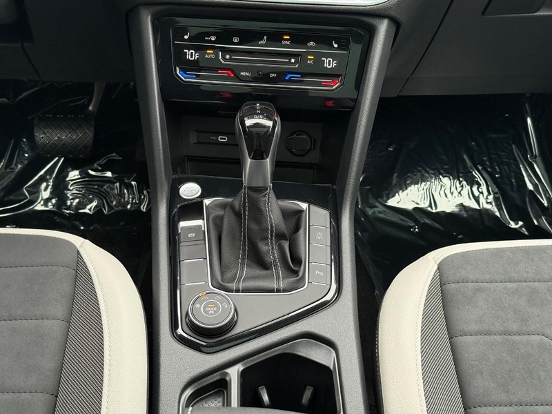 Volkswagen Taos Vehicle Full-screen Gallery Image 8