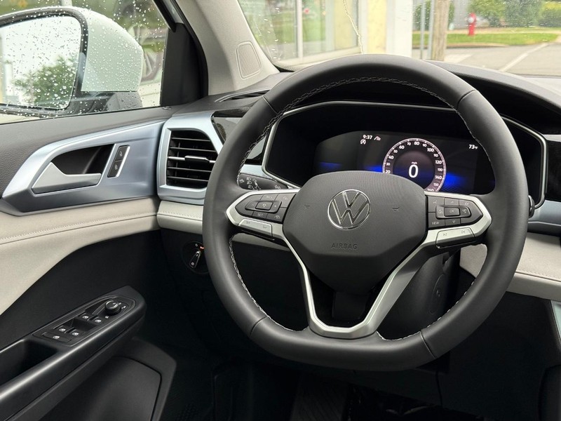 Volkswagen Taos Vehicle Full-screen Gallery Image 9