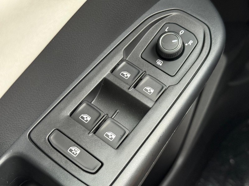 Volkswagen Taos Vehicle Full-screen Gallery Image 15