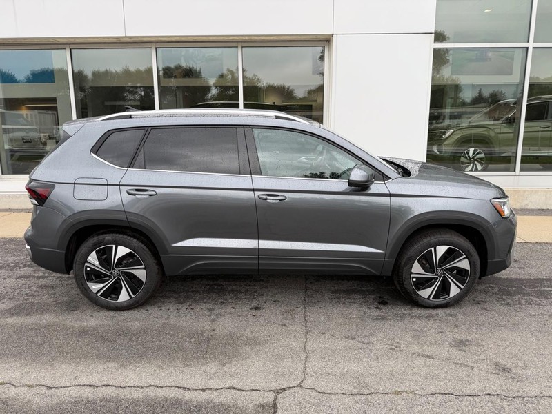 Volkswagen Taos Vehicle Full-screen Gallery Image 2