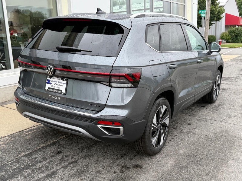 Volkswagen Taos Vehicle Full-screen Gallery Image 3