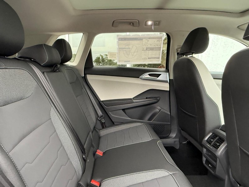 Volkswagen Taos Vehicle Full-screen Gallery Image 5