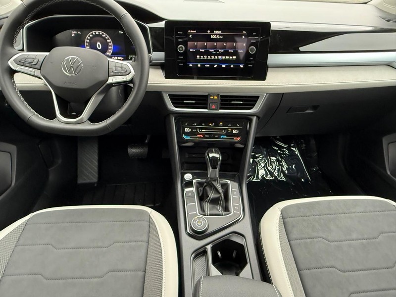 Volkswagen Taos Vehicle Full-screen Gallery Image 6