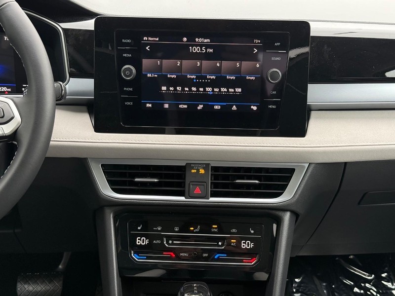 Volkswagen Taos Vehicle Full-screen Gallery Image 7