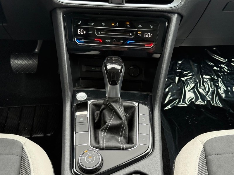 Volkswagen Taos Vehicle Full-screen Gallery Image 8