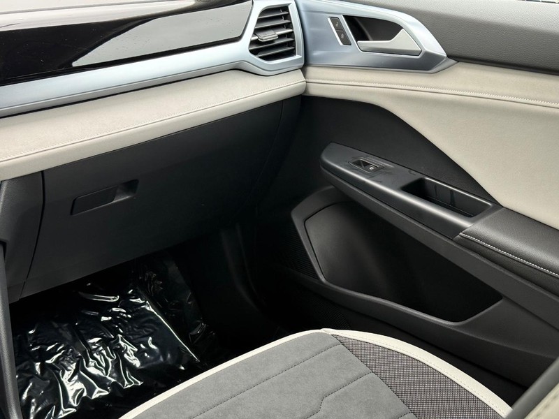 Volkswagen Taos Vehicle Full-screen Gallery Image 10