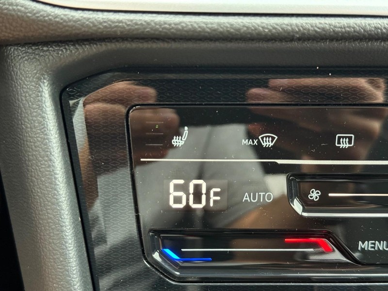 Volkswagen Taos Vehicle Full-screen Gallery Image 14