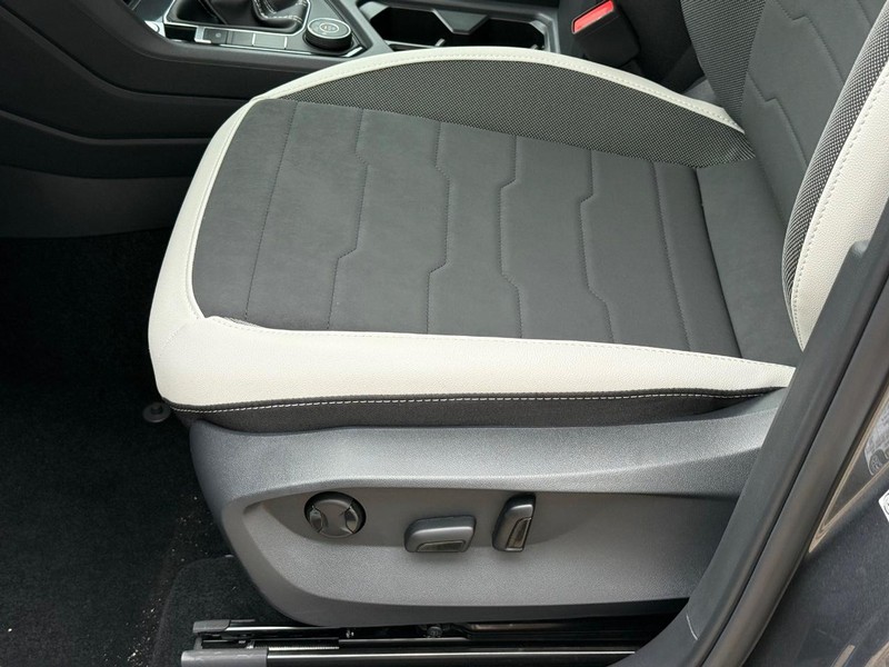 Volkswagen Taos Vehicle Full-screen Gallery Image 16