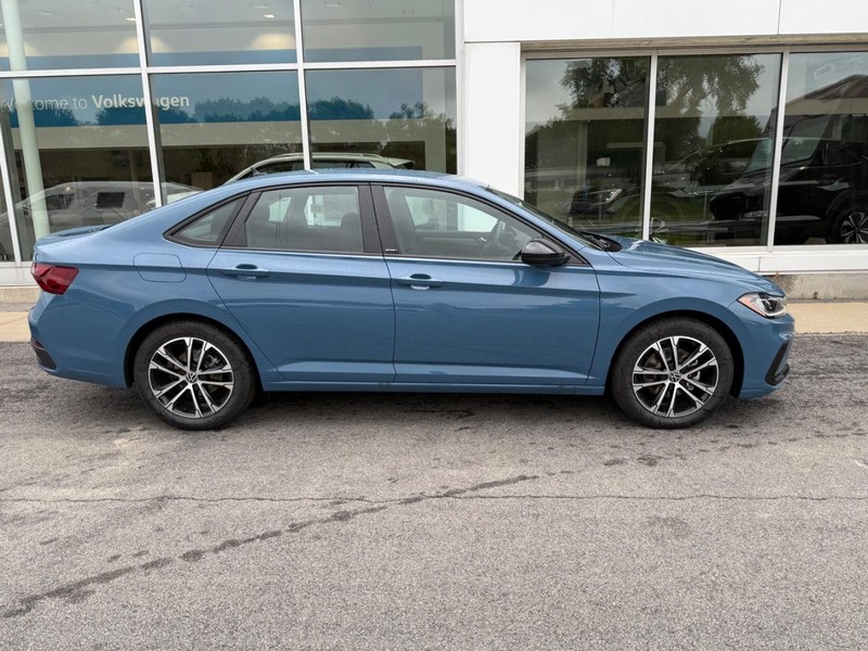 Volkswagen Jetta Vehicle Full-screen Gallery Image 2