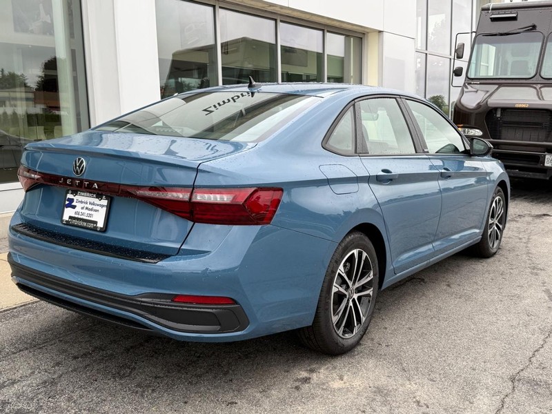 Volkswagen Jetta Vehicle Full-screen Gallery Image 3