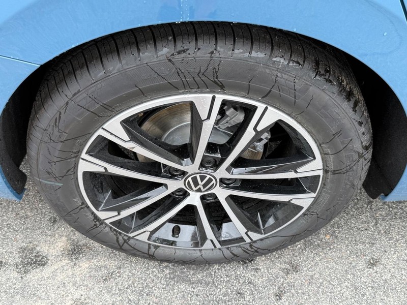 Volkswagen Jetta Vehicle Full-screen Gallery Image 4