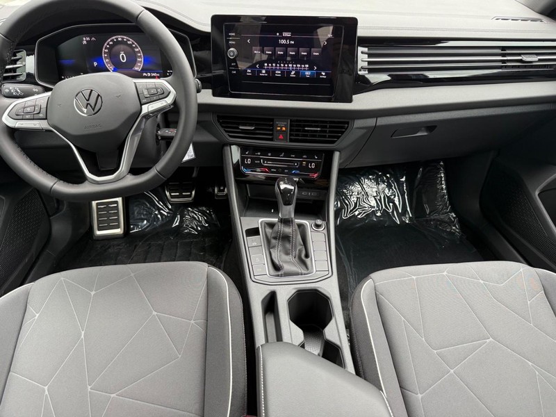 Volkswagen Jetta Vehicle Full-screen Gallery Image 6