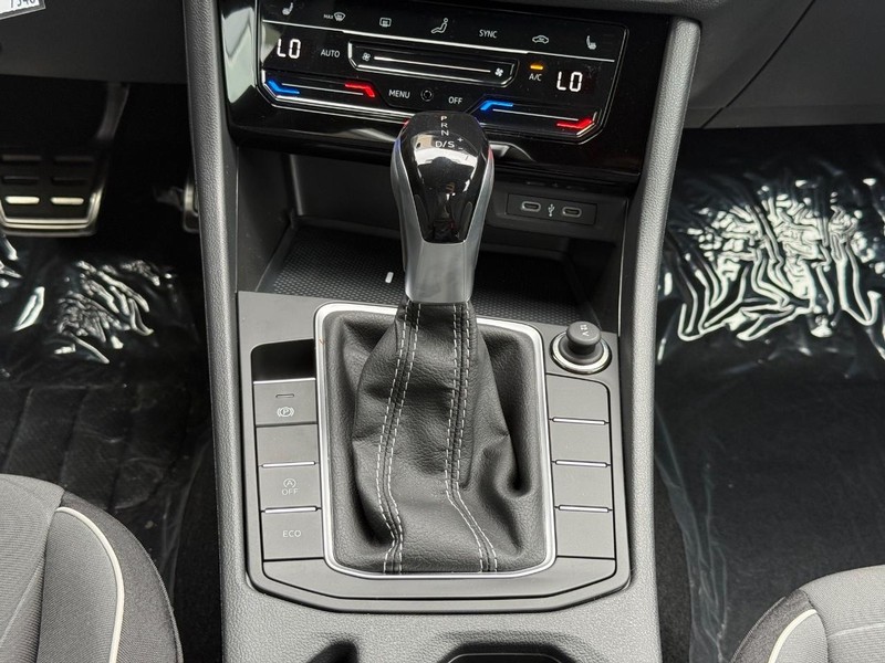 Volkswagen Jetta Vehicle Full-screen Gallery Image 8