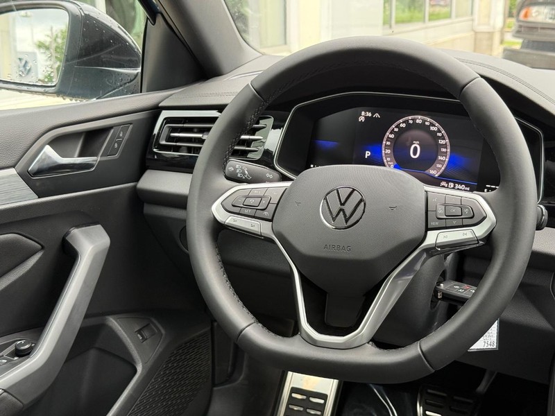 Volkswagen Jetta Vehicle Full-screen Gallery Image 9