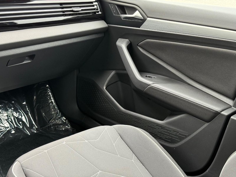 Volkswagen Jetta Vehicle Full-screen Gallery Image 10