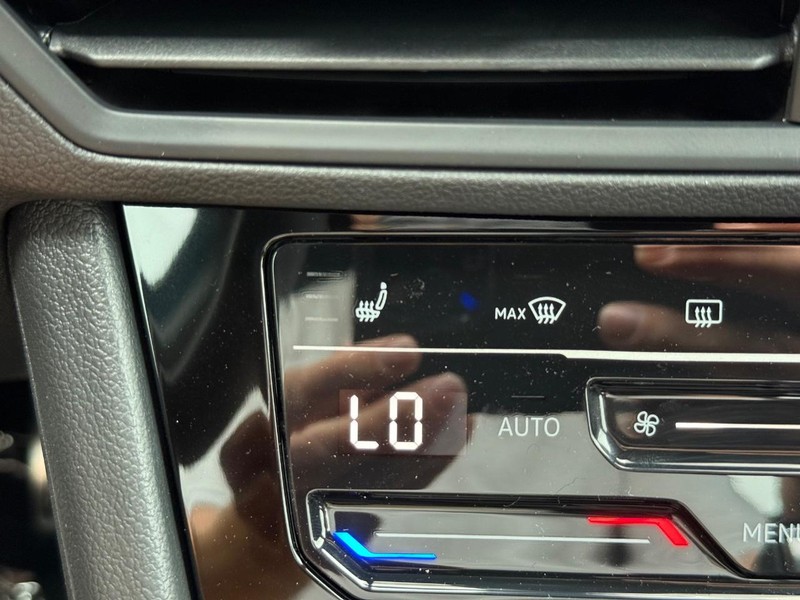 Volkswagen Jetta Vehicle Full-screen Gallery Image 14