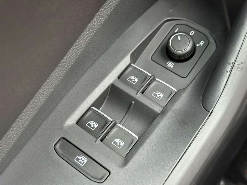 Volkswagen Jetta Vehicle Full-screen Gallery Image 15