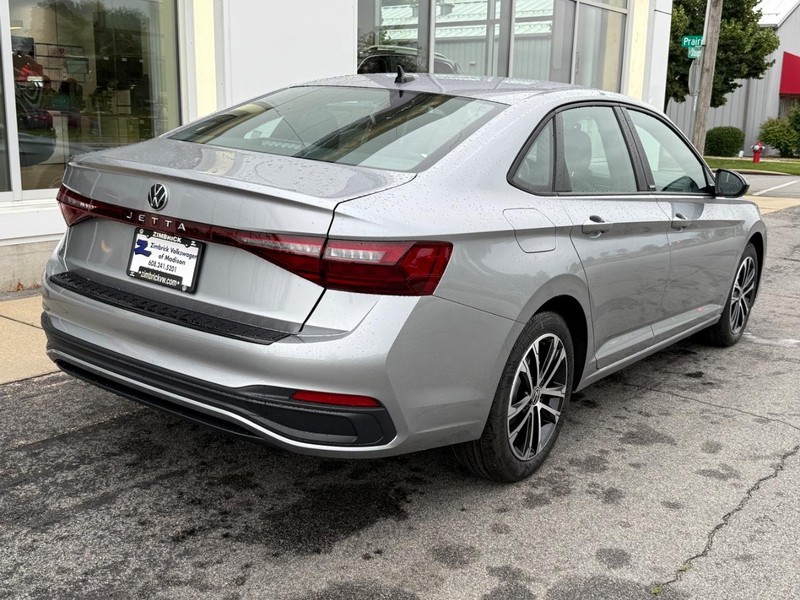 Volkswagen Jetta Vehicle Full-screen Gallery Image 3