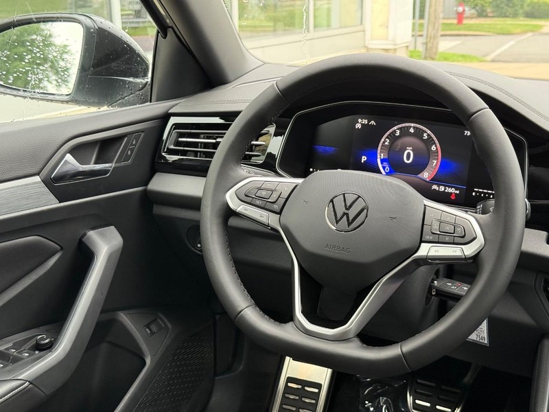 Volkswagen Jetta Vehicle Full-screen Gallery Image 9