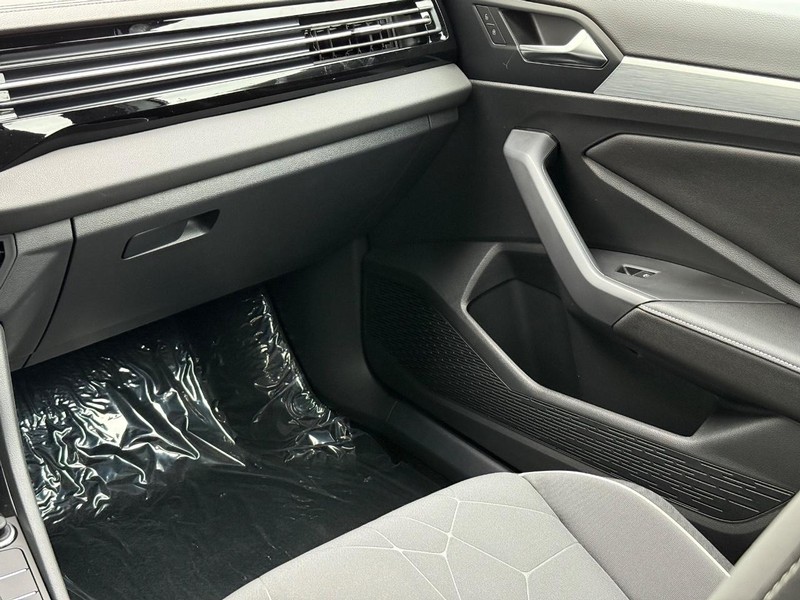 Volkswagen Jetta Vehicle Full-screen Gallery Image 10