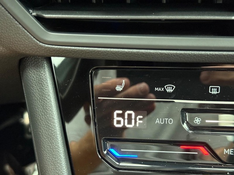 Volkswagen Jetta Vehicle Full-screen Gallery Image 14