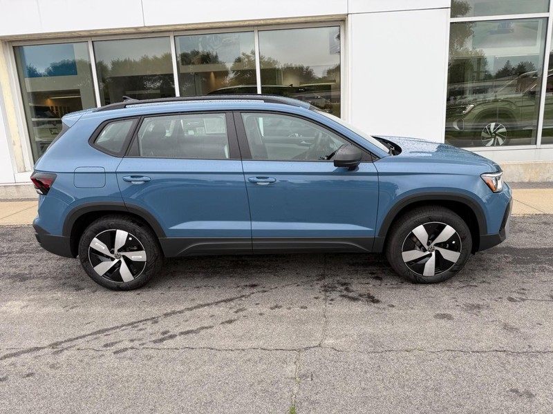 Volkswagen Taos Vehicle Full-screen Gallery Image 2