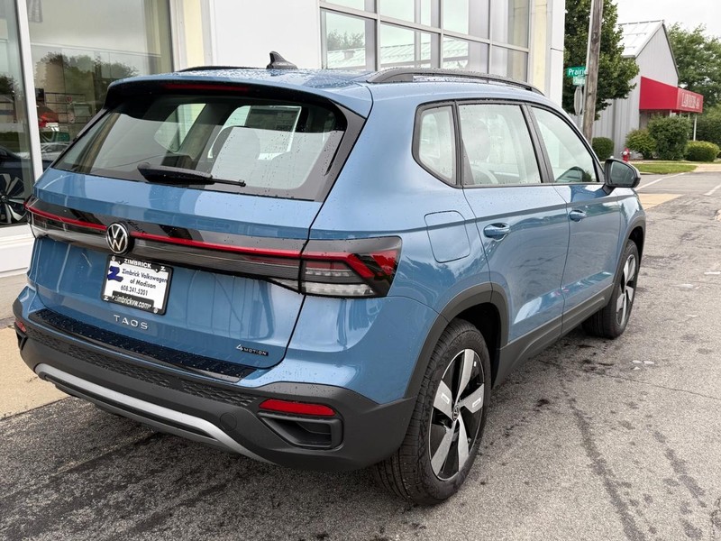 Volkswagen Taos Vehicle Full-screen Gallery Image 3