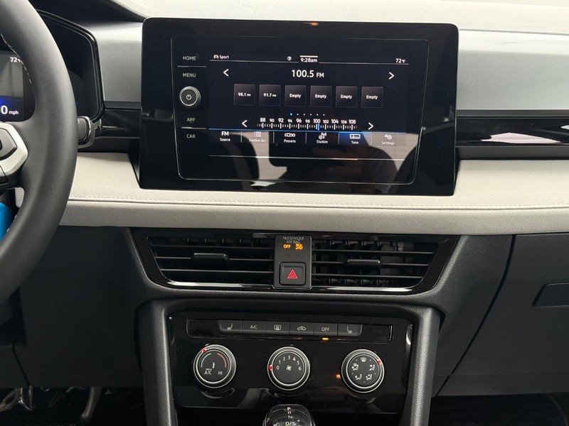 Volkswagen Taos Vehicle Full-screen Gallery Image 6