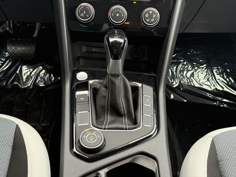 Volkswagen Taos Vehicle Full-screen Gallery Image 7