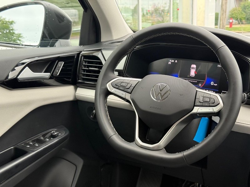 Volkswagen Taos Vehicle Full-screen Gallery Image 8