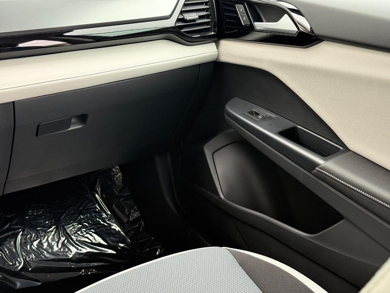 Volkswagen Taos Vehicle Full-screen Gallery Image 9