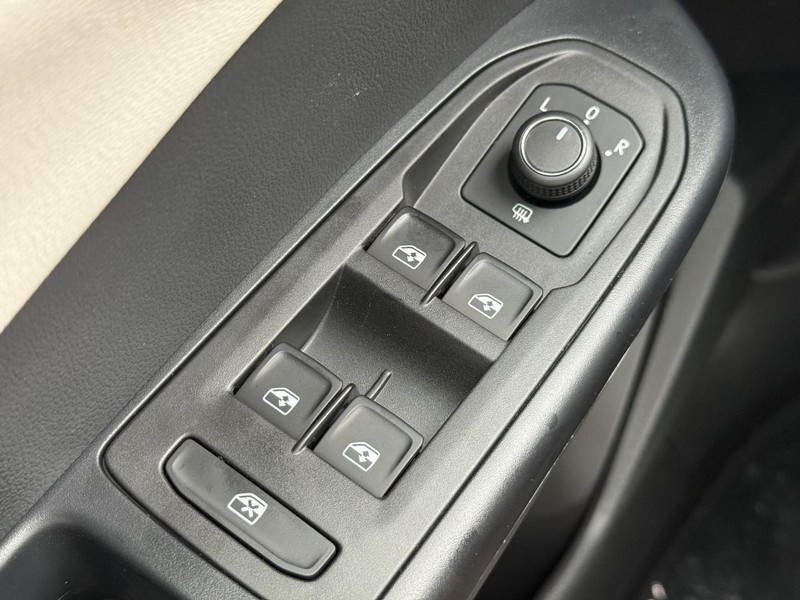 Volkswagen Taos Vehicle Full-screen Gallery Image 15