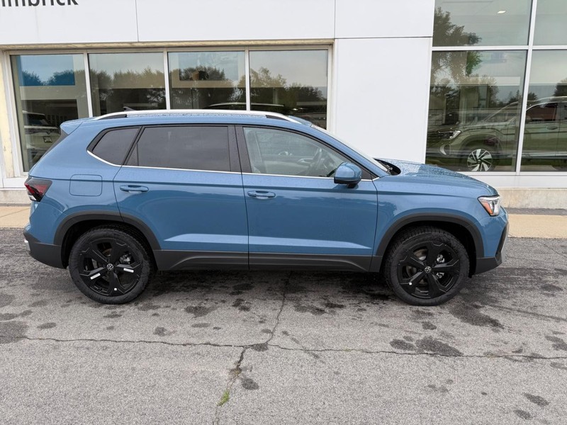 Volkswagen Taos Vehicle Full-screen Gallery Image 2