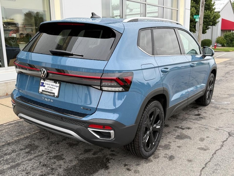 Volkswagen Taos Vehicle Full-screen Gallery Image 3