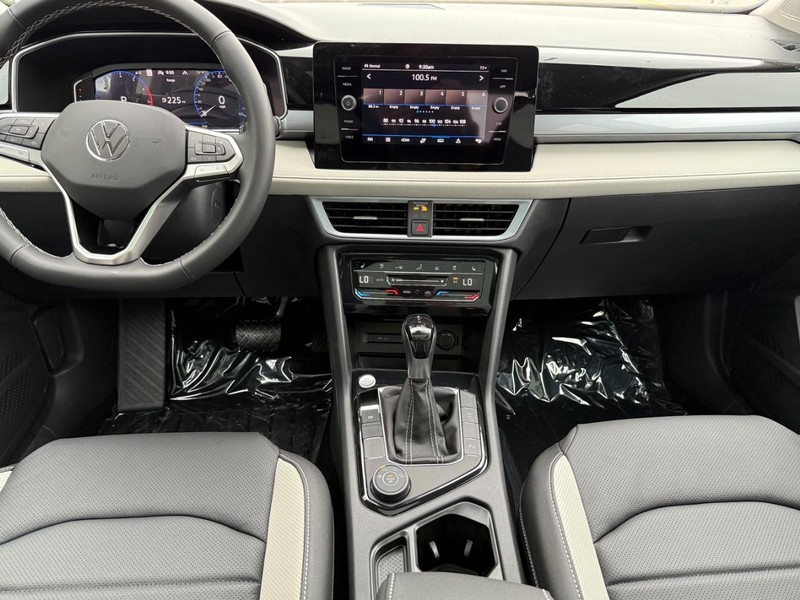 Volkswagen Taos Vehicle Full-screen Gallery Image 6