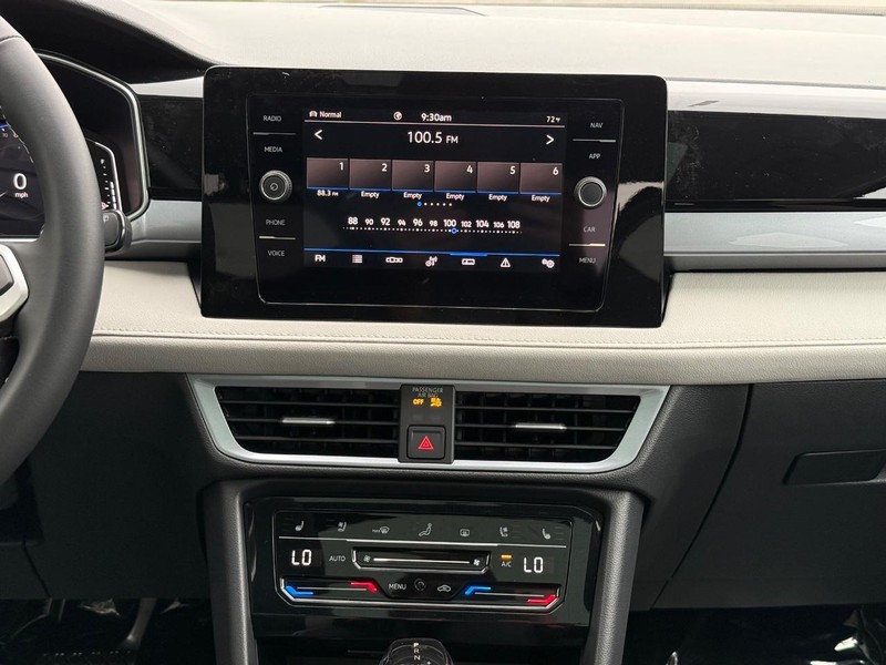 Volkswagen Taos Vehicle Full-screen Gallery Image 7